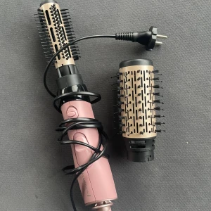 Remington AS8810 Keratin Protect varmluftsborste - Remington AS8810 Keratin Protect varmluftsborste i rosa med två utbytbara borsthuvuden. Flera värmelägen och kalluftsfunktion. Synligt i gott skick, inga tydliga repor eller skador. Perfekt för styling och volym till håret.