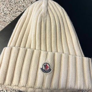 Moncler Mössa - Säljer denna riktigt feta moncler mössa, den är köpt på CircularFash och taggs är kvar på. Givetvis äkta✅