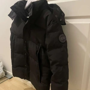 Svart dunjacka från Canada Goose - Jacka från Canada Goose. Säljer den, då jag vill ha en annan jacka. Skriv för mer information! 