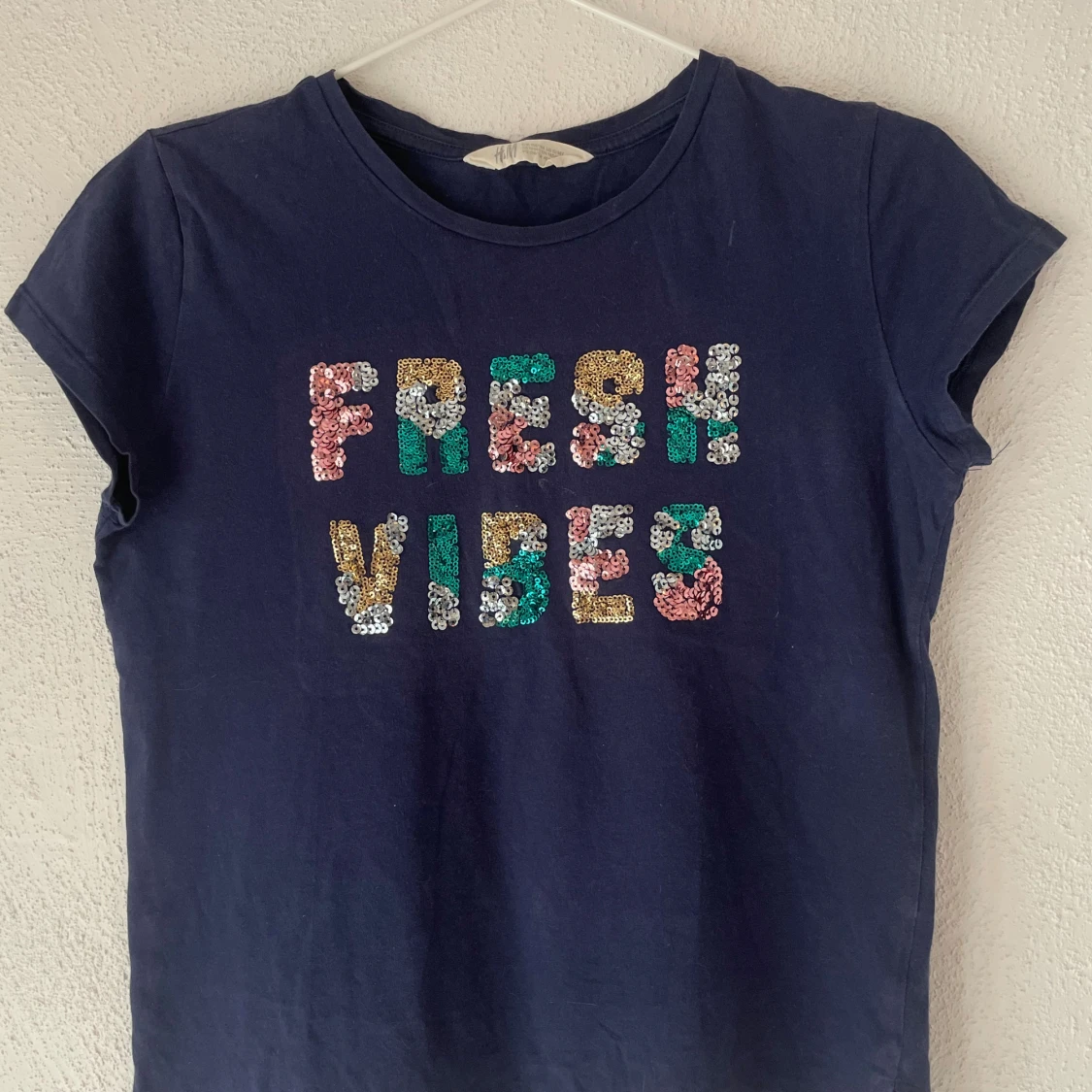 Mörkblå t-shirt med paljetter från H&M