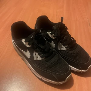 Nike air Max 90 - Hej säljer mina Nike air Max 90 skor köpta nyligen i ny skick men har använt ett par gånger. Storlek 42. Priset är inte hugget i sten.