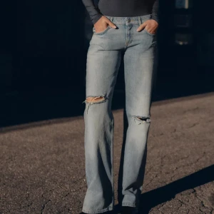 Ljusblå raka jeans med slitningar - Trendiga Zara modellen trf wide leg med låg midja 💕 Använda en gång !