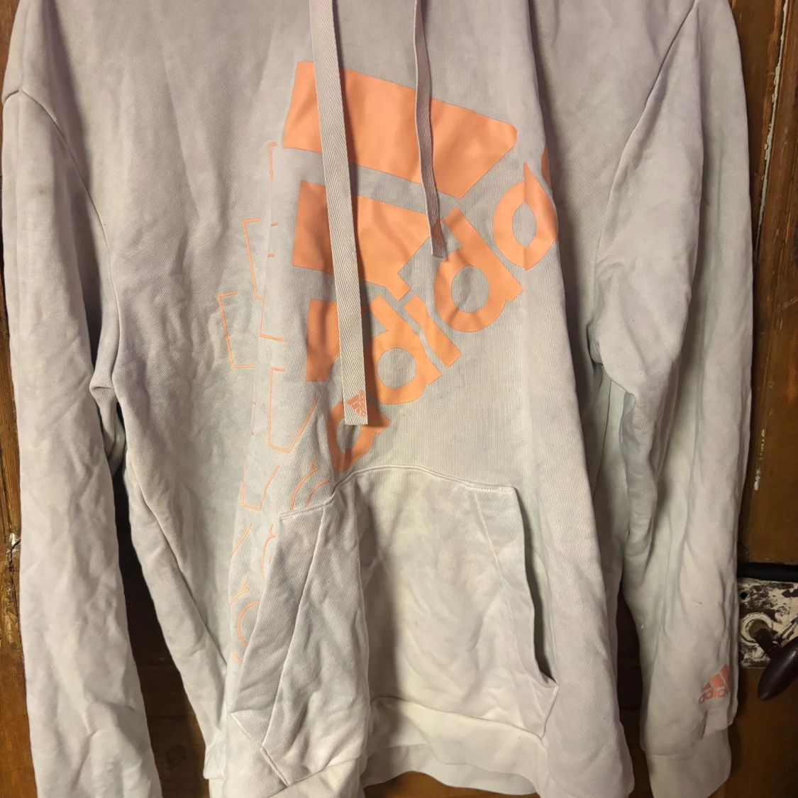 Ljusgrå hoodie från Adidas med logga