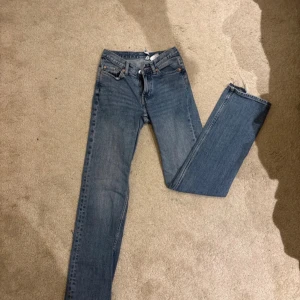 Blå Weekday jeans  - Säljer ett par klassiska blå jeans från Weekday, modell Twig.