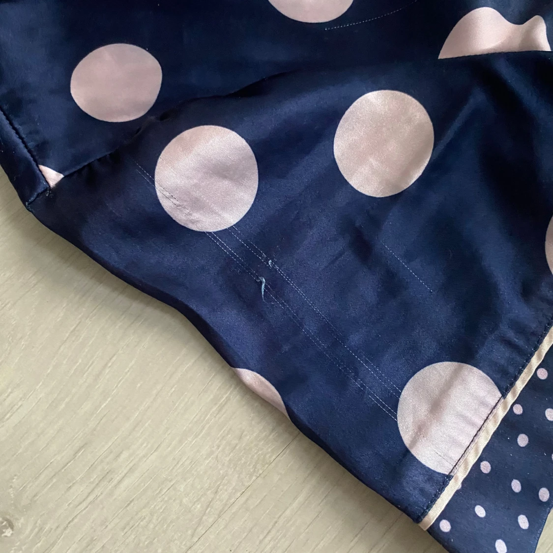 Mörkblå prickiga pyjamasshorts i satin - 4