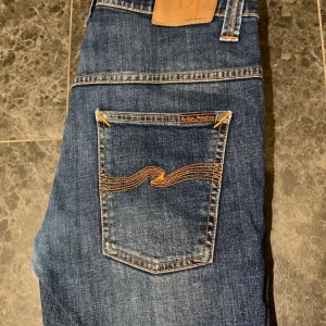 Blå jeans från Nudie Jeans - Tja! Säljer ett par feta mörkblå Nudie jeans! Storlek W29 || L32. Hör av er vid eventuella funderingar!