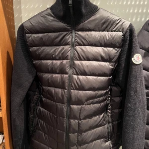 Moncler cardigan - Svart moncler cardigan. Storlek S men passar även XS. Finns att hämta i göteborg. Pris går att diskutera vid snabbaffär. 