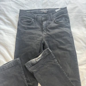 Mörkgrå jeans från LTB Blue Addicted - Snygga mörkgrå jeans från LTB Blue Addicted med klassisk femficksdesign och raka ben. Jeansen har normal midja och är tillverkade i mjukt denim-material som sitter skönt. Perfekt för dig som gillar en stilren och enkel look. Långa i benen!!