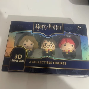 Harry Potter 3D Suddgummi  - Snyggt förpackad samlarbox med 3D suddgummin föreställande Harry Potter, Hermione och Ron. Perfekt för fans och samlare. Figuren är nya i oöppnad förpackning, inga synliga skador eller slitage.