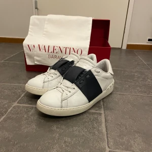 Valentino Open - •9/10 skick - ✅ •Storlek - 41 1/2📏 •Inkluderat - skor, box, dustbag osv👟 •Fraktar - inom 24h📦