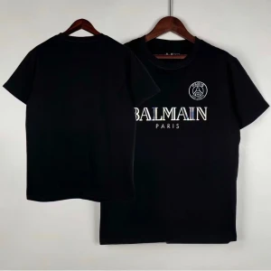 PSG tröjor  - Topp kvalité för topp pris. Känn den äkta Paris Saint-Germain-andan med våra exklusiva PSG-tröjor! Perfekta för både samlare och passionerade supportrar – nu kan du bära din favoritspelares namn och nummer på ryggen och dessutom få den ikoniska UCL-patchen på ärmen, precis som stjärnorna gör på planen i Champions League.