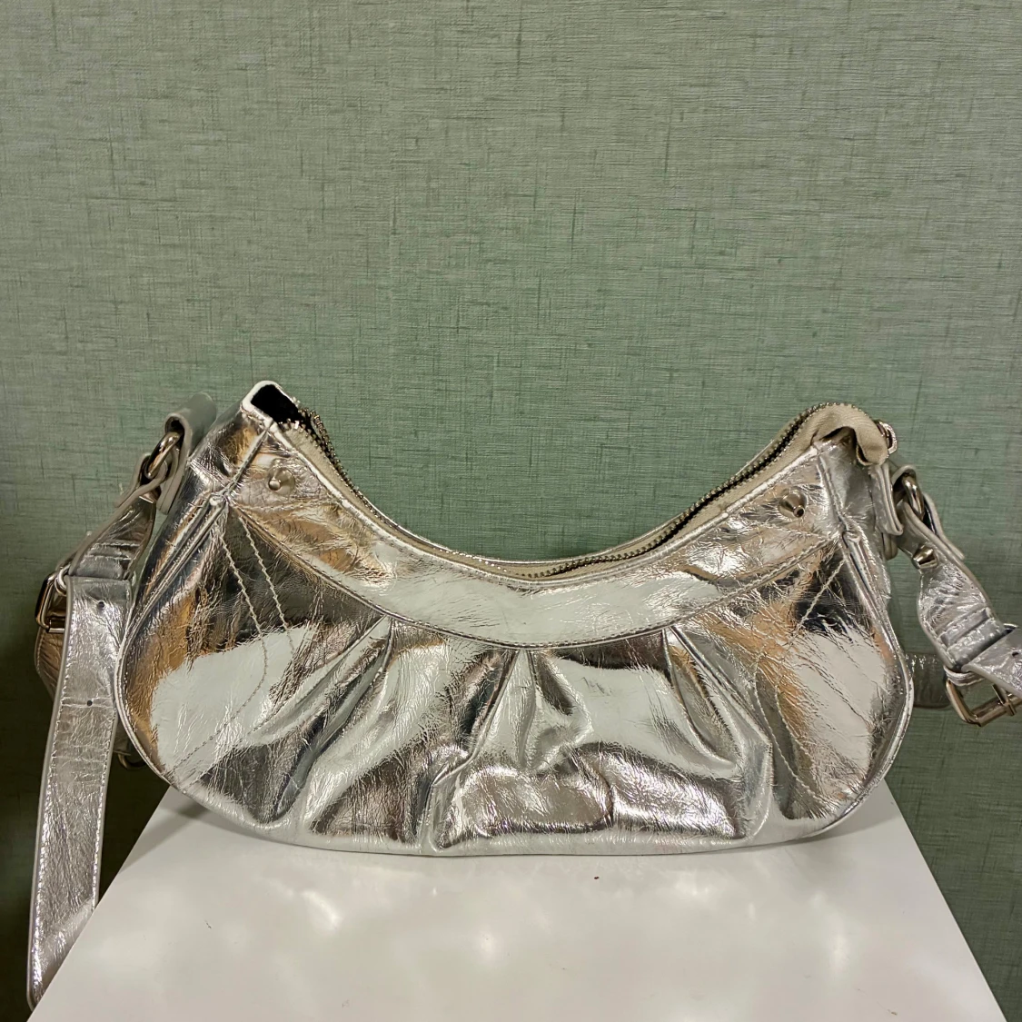 Silvrig axelväska från Gina Tricot - 1