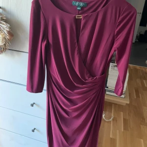 Vinröd omlottklänning från Ralph Lauren - Snygg vinröd omlottklänning från Ralph Lauren med draperad front och trekvartsärm. Använd 2 gånger, storlek XS\S