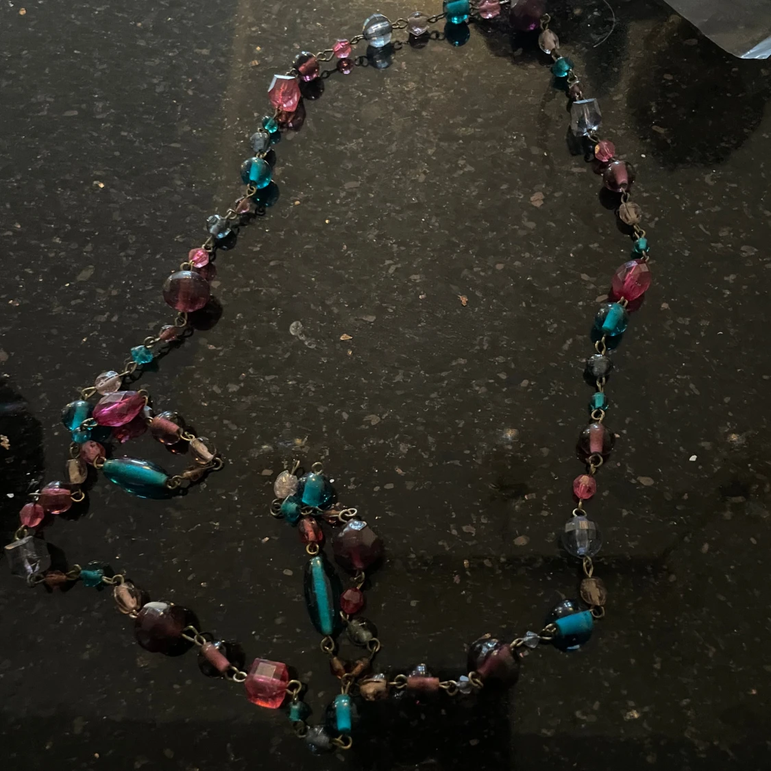 Färgglatt pärlhalsband i blått och rosa