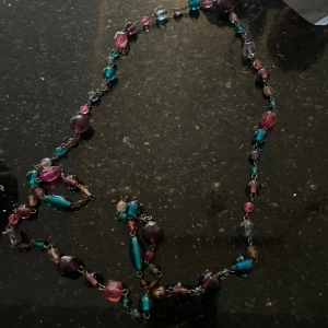 Färgglatt pärlhalsband i blått och rosa - Unikt halsband med pärlor i olika former och storlekar i blå, rosa och lila toner. Pärlorna är transparenta och vissa har en glansig finish. Halsbandet har en bohemisk vibe och är perfekt för dig som gillar färg och att sticka ut.