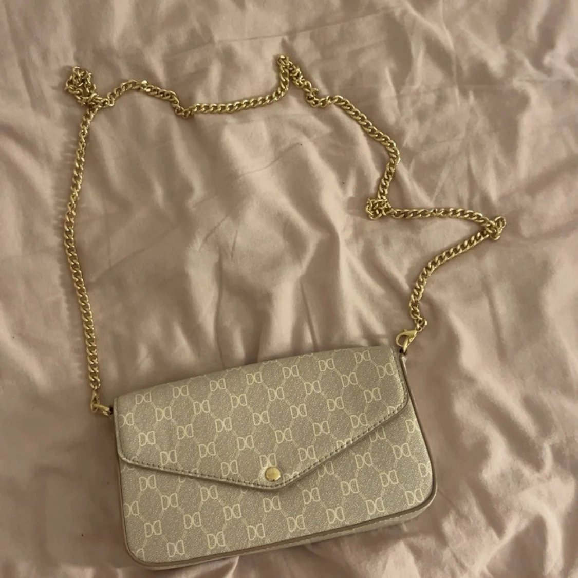 Beige kuvertväska med kedja från DKNY