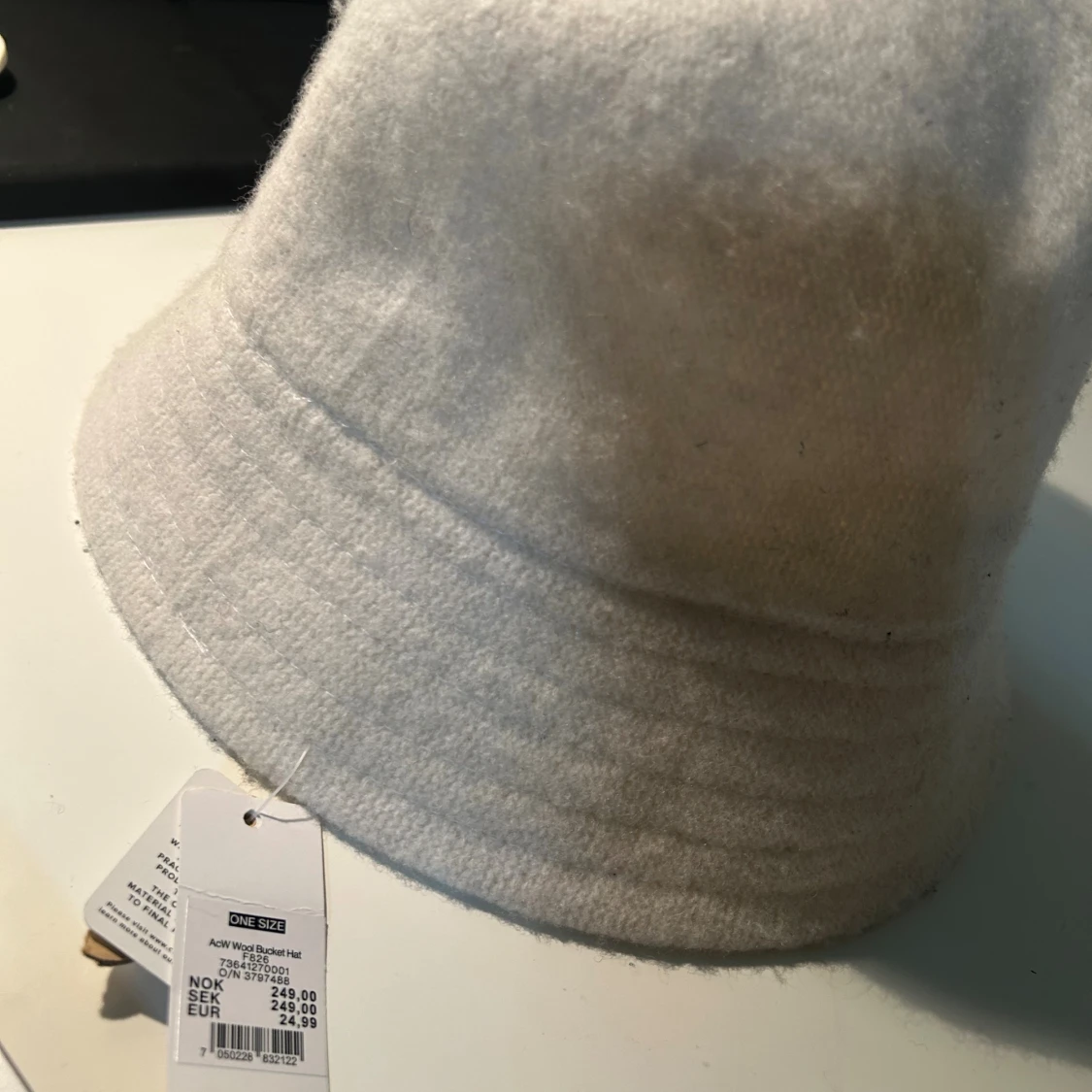 Vit bucket hat i ull från Cubus