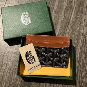 Brun/svart plånbok-perfekt julklapp! - Säljer denna snygga plånboken som kommer fint paketerat, kort och låda medföljer. Passar perfekt till höstens färger men passar även perfekt som julklapp eller present. 