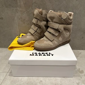 Olivgröna isabell Marant sneakers - Hejjj, säljer dessa jätte fina olivgröna isabell Marant skorna. Jag använde de 1 gång på ett kalas sen så har jag inte haft på mig de så mycke sen dess så kände att de var dags att sälja. De är i storlek 38 och passar utmärkt till mig. Skriv gärna med minsta fundering!