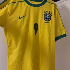 Ronaldo Brazil Jersey - Ronaldo Brazil Jersey, storlek L passar mer mot M. Bra skick, inge stora tecken på slitage.