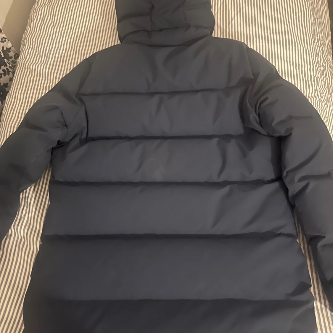 Mörkblå pufferjacka med huva från sail racing  - 1