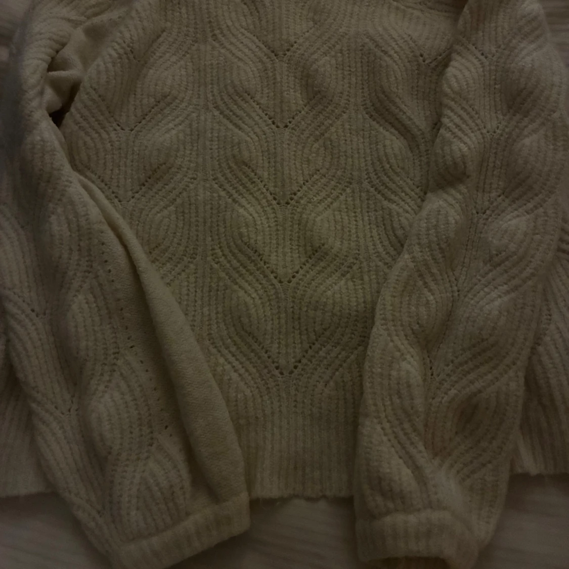 Beige stickad tröja med strukturmönster