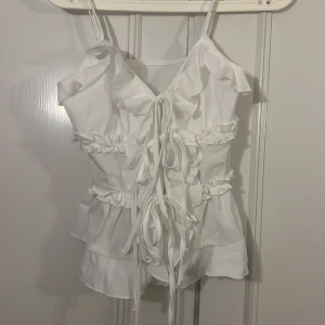 Vit omlott linnetopp med snörning - Vit top storlek xs/s