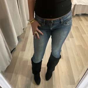 Volcom lågmidjade blå jeans - Snygga blå jeans från Volcom med låg midja. Jeansen har en rak passform och har ett stretchigt tunt tyg. Perfekta att styla med höga boots 💗🙌🏼Nedsydda en liten mit som visas på sista bilden 🌸