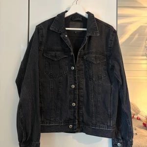 Svart jeansjacka - Jätte fin gråsvart jeansjacka från lager 157, använd men i fint skick! Jackan är i storlek S💕