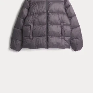 Svart pufferjacka med huva - Säljer en svart pufferjacka med huva och dragkedja framtill. Jackan har två stora fickor på sidorna och är quiltad för extra värme. Perfekt för kalla dagar och har en loose passform som ger en chill vibe. Har inte använt så mycket heller💕 och ny pris är 799kr 💗