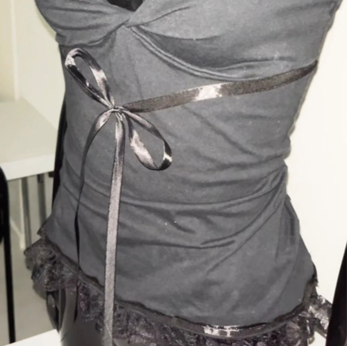 Svart linnetopp med rosett och spets - 3