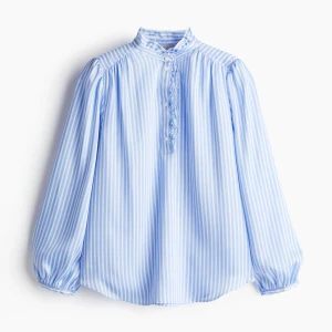 Blårandig blus från H&M, strl M - Blå- och vitrandig blus från H&M i storlek M. Endast använd en gång!💕