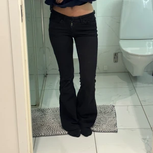 Low waist jeans - Säljer dessa super snygga Low waist jeansen från Vero Moda🤩 Kommer ej till användning längre, storlek S, längd 32💕 Ordinare pris 599kr