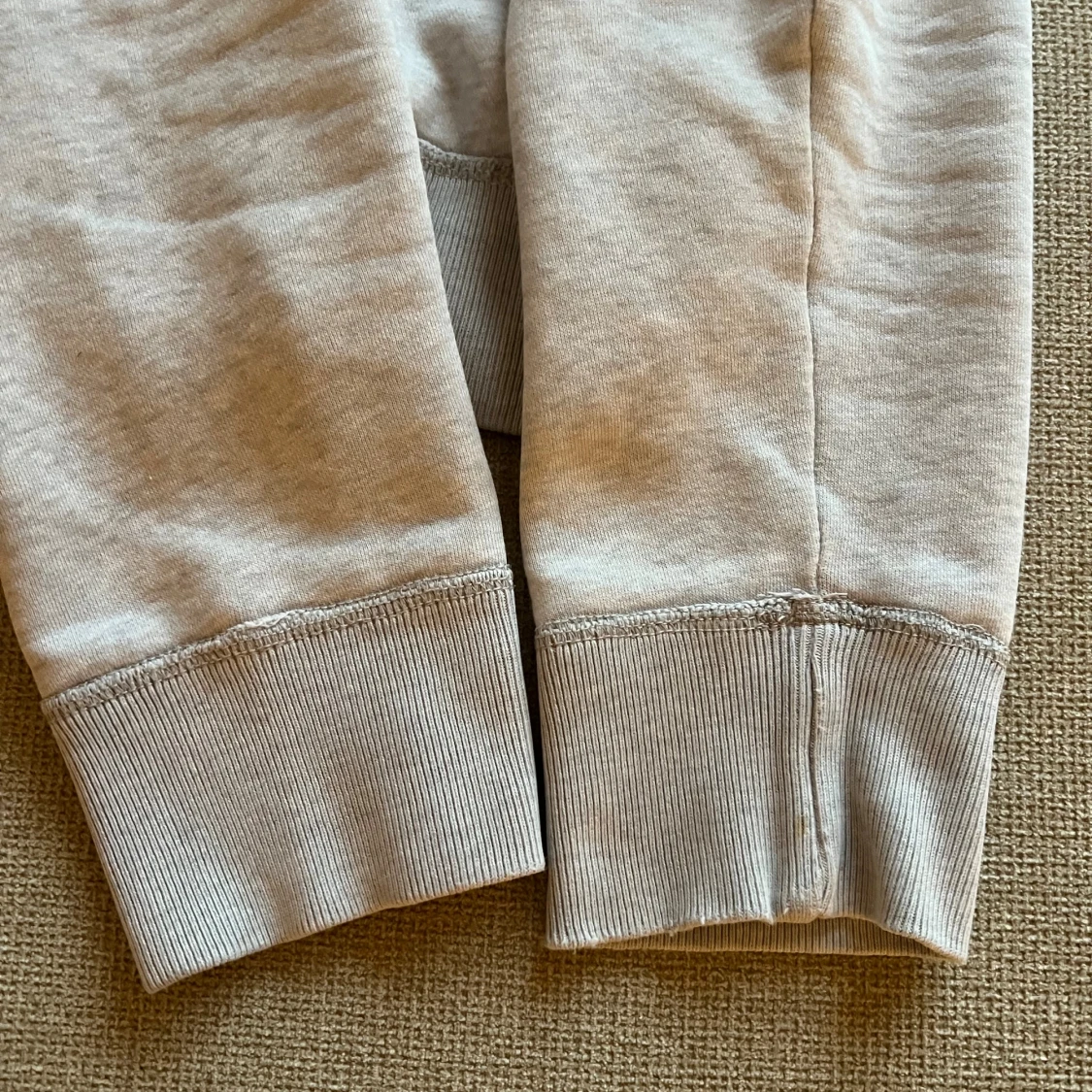 Grå hoodie från Hollister med knappar - 3