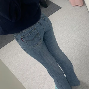 Jeans  - Supersnygga jeans som inte kommer till användning. Storlek W28 men passar också som W26/27. Utsvängda bootcut jeans. Innerbenslängd är 79cm
