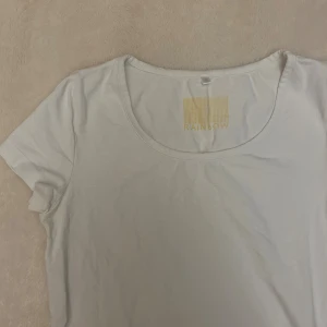 Vit t-shirt - En enkel och fräsch vit t-shirt med rund halsringning. Köp gärna billig bundle!! 💓💓