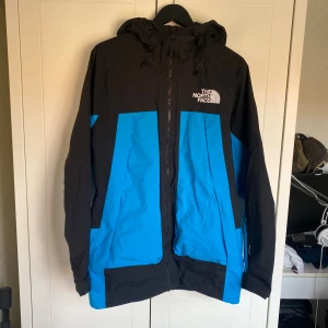 The North Face Balfron Jacka Skidor/snowboard - Snygga skidglasögon från Red Bull Spect med spegelblått visir och bredt elastiskt band i blått, gult, rött och vitt med Red Bull-logga. Linsen har en cool blå/grön ton och ramen är mörkblå. Perfekta för vinterns äventyr i backen. De har små repor som knappt syns och en lite större repa uppe på glaset och lite skavt på en kant som visas på bilderna, annars i mycket gott skick. Nypris 1199kr😊