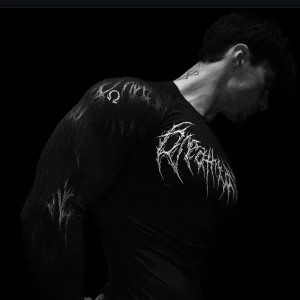 Breathdivinity tröja long sleeve  - Säljer en svart långärmad tröja från breathdivinity. Super compression, hel svart inget vitt som på bilden. Kan skicka mer bilder om önskas, kvitto finns. 