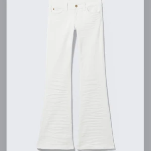 Vita bootcut jeans med låg midja - Snygga vita jeans från weekday. Aldrig använda då de är för små. Inte skrynkliga som på bilden. Skriv för fler bilder