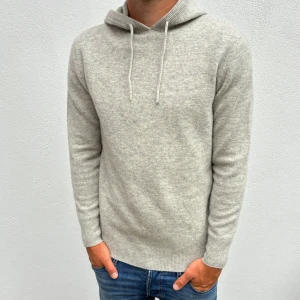 Kashmir/Merino hoodie - Ljusgrå Kashmir/Merino hoodie | Storlek S | Modellen är 177cm lång | Endast testad, därför nyskick utan defekter | Hör av dig vid frågor🌟