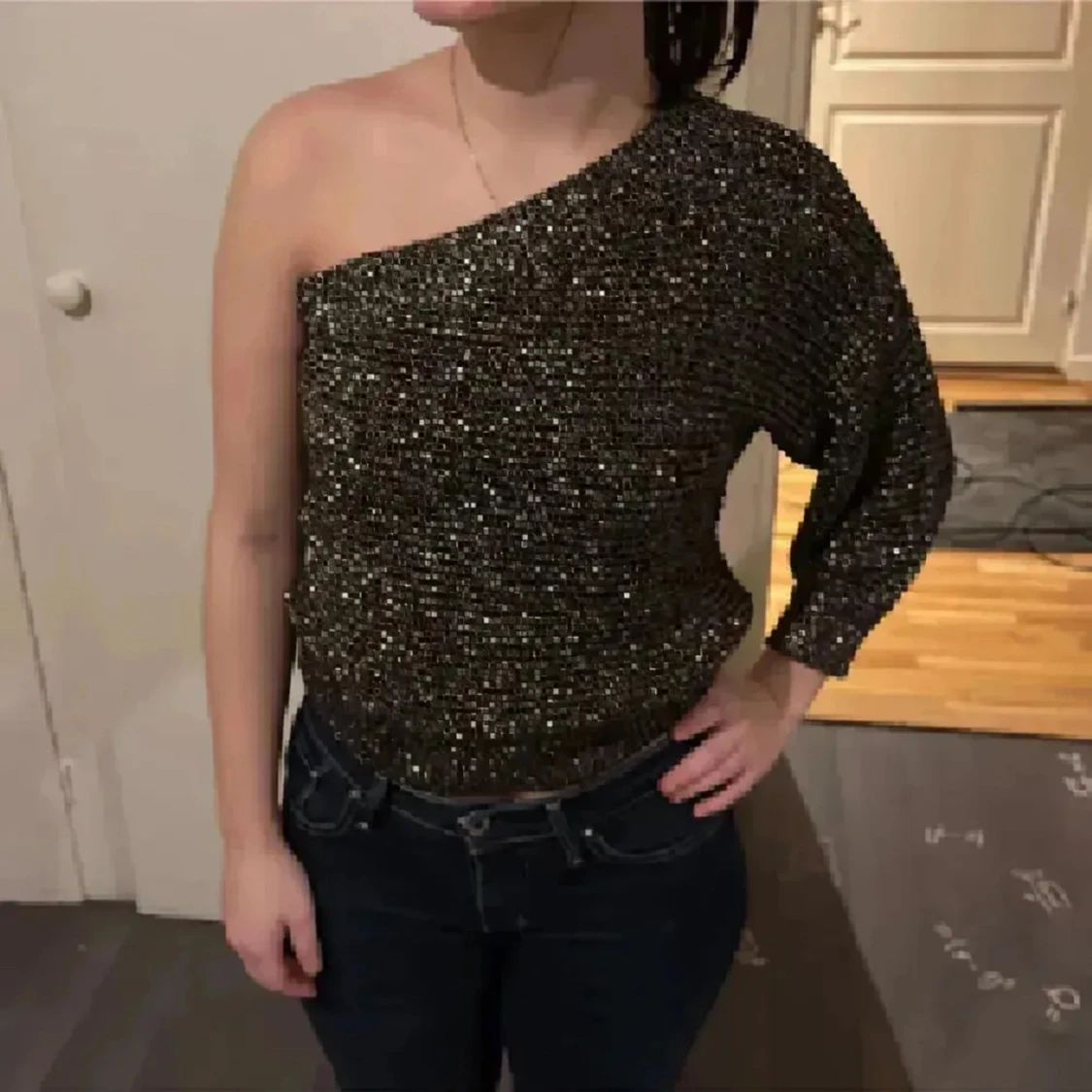 Glittrig one shoulder topp från MNG - 1