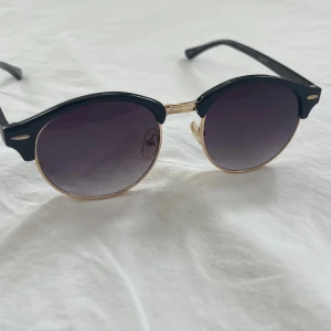 Solglasögon  - Svarta solglasögon 