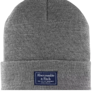 Abercrombie & Fitch beanie - Snygg grå mössa från Abercrombie & Fitch med ribbad struktur och uppvikt kant. Märkespatch i marinblått framtill ger en clean och stilren look. Perfekt för kalla dagar och enkel att matcha med din jacka eller hoodie.