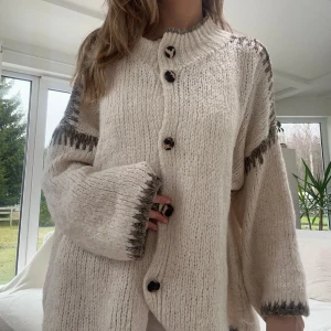 Stickad poncho/kappa - En stickad poncho köpt utomlands i storlek One Size. Något för lång för mig som är 165cm lång. Jag fraktar inom 24h. Se liknande plagg i min profil! 