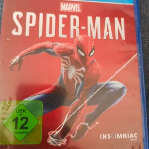 Marvel's Spider-Man (PS4) - Marvel's Spider-Man till PlayStation 4, komplett med fodral och skiva. Spelet är i bra skick med endast mindre yttre märken på fodralet. Upplev actionfyllda äventyr som Spider-Man i New York. Perfekt för fans av superhjältar och actionspel.