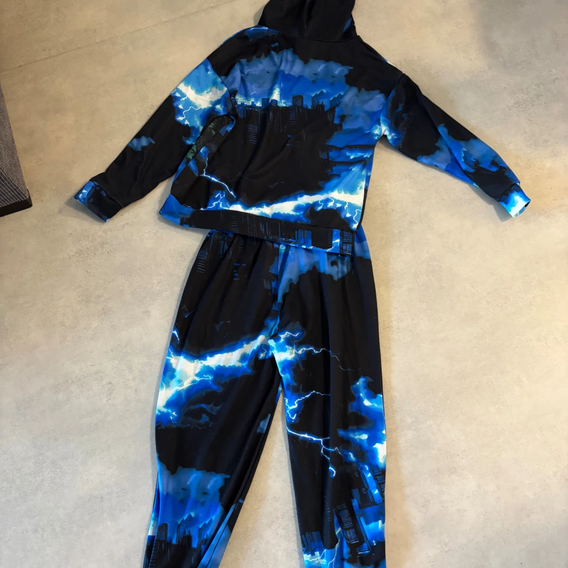 Blå hoodie med blixtmotiv från SHEIN - 1