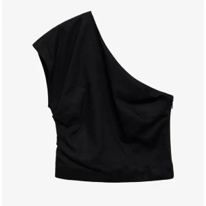 Svart oneshoulder topp  - Säljer en svart oneshoulder topp från Mango och är dyrt material ” linne ” har använt den en gång och sen har jag bara inte hittat tillfällen att använda den så därför säljer jag den. Ny pris // 399 kr 🩷