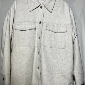 Beige jacka från monki  - En snygg beige jacka från Monki. Jackan är skön och stilig. Jackan är i storlek S