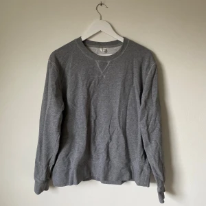 Grå sweatshirt från ARKET i bomull - Säljer en enkel och stilren grå sweatshirt från ARKET i storlek L. Tröjan är tillverkad i 100% bomull, har rund hals och långa ärmar. Perfekt för chill dagar och passar till allt. Klassisk passform och mjukt material. 4D12