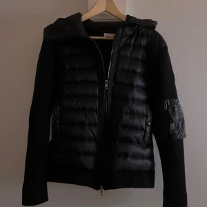 Moncler cardigan  - Säljer denna riktigt feta Moncler cardigan i storlek m men funkar även till s den är i väldigt bra skick använd 2 gånger nästan som ny kom gärna med pris förslag och skriv gärna vid funderingar🤝